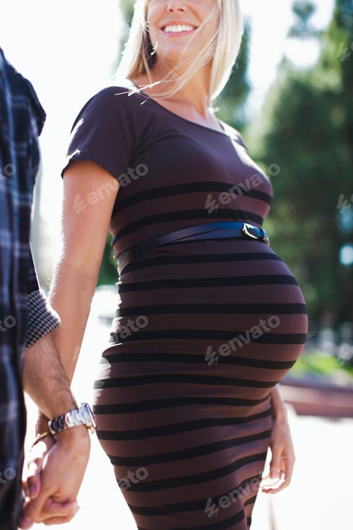 Preview: Cropped shot of pregnant mid adult woman holding hands with boyfriend