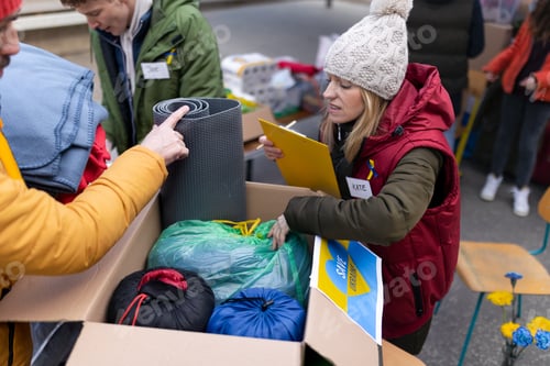 Preview: Volunteers distributing blankets and other donations to refugees on the Ukrainian border