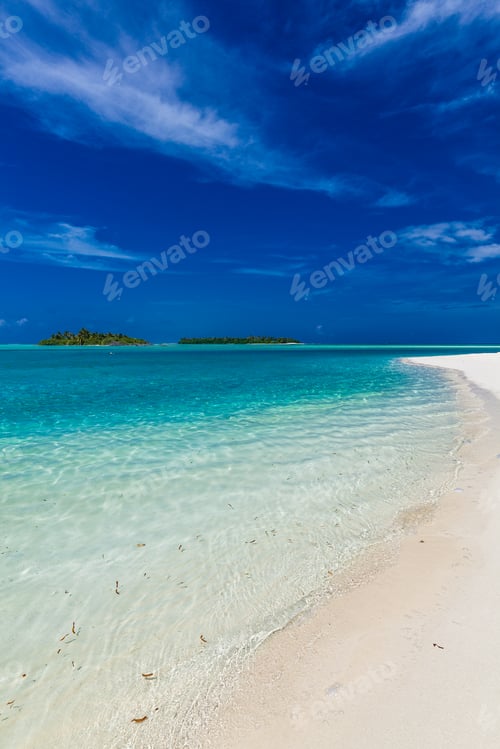 Preview: White sandy beach in Maldives with amazing blue lagoon