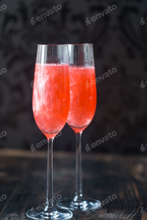 Preview: Glasses of champagne cocktail