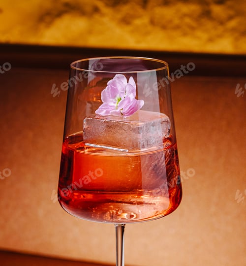 Preview: Refreshing cocktail with flower garnish served in elegant glass