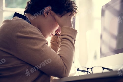 Preview: Businesswoman stressed and tired