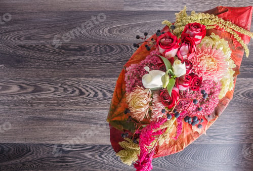 Preview: bouquet of autumn flowers on a frame