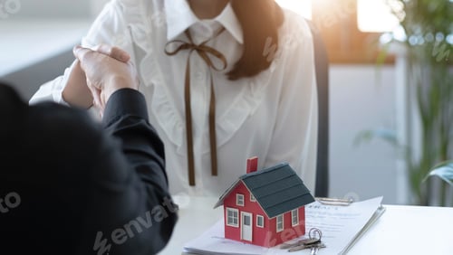 Preview: Buyers and real estate agents have agreed to buy and sell by holding hands to rent or buy a house