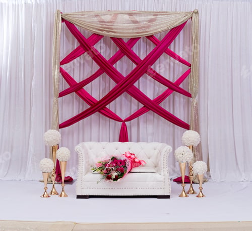 Preview: White couch decorative stands before a wall with flowers