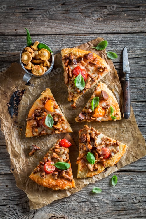 Preview: Yummy pizza made of noble mushrooms and tomatoes