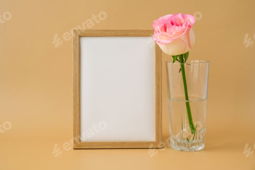 Visualização: Mockup Moldura de madeira com papel branco vazio em branco e rosas rosa delicadas sobre fundo bege. Mínimos