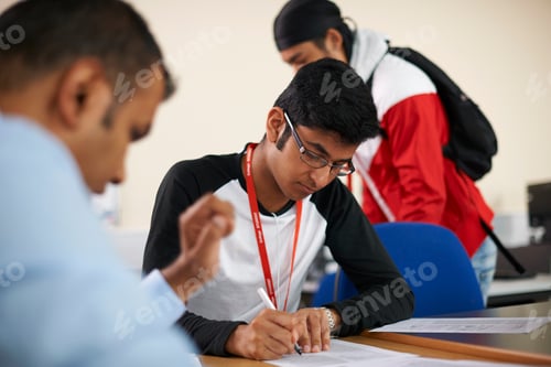 Preview: Lecturer talking to college students in classroom