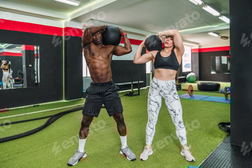 Visualização: Duas pessoas estão levantando pesos em uma academia