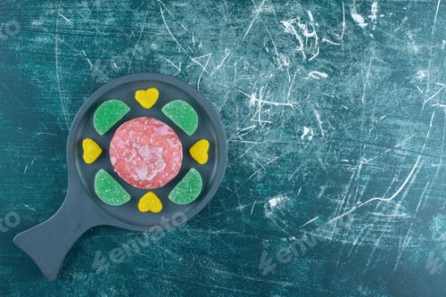 Preview: Marmelades around a cookie on a small serving pan on blue background
