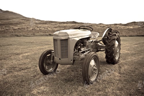 Preview: Retro Tractor on the Iceland field