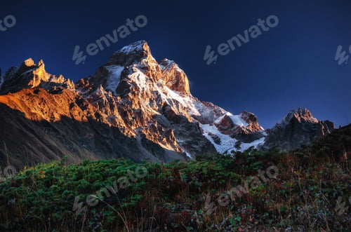 Preview: Fantastic scenery and snowy peaks in the first morning sunlight.