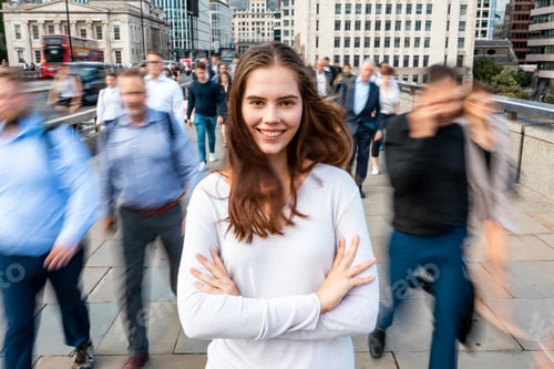 Visualização: Retrato de mulher sorridente com pessoas desfocadas na hora do rush em Londres