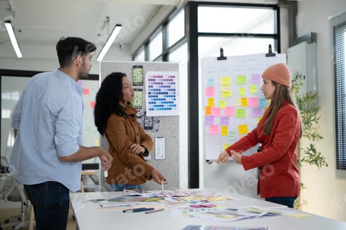 Preview: Multiethnic young business people working together in modern office, Collaborate to designing an app