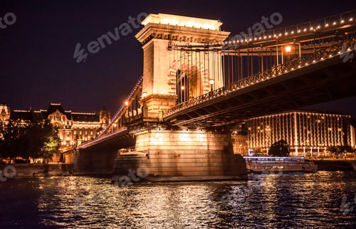 Preview: beautiful night view on the Liberty Bridge