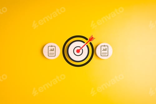 Preview: Target on wooden block for business concept, Achieving goal and objective,
