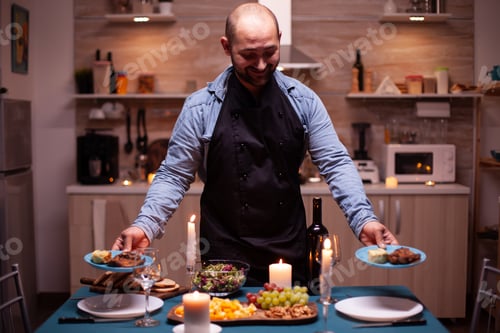 Preview: Holding plates with food