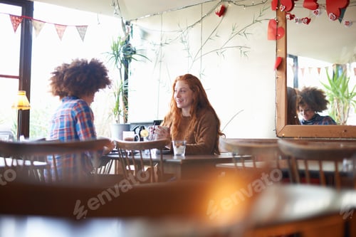 Preview: Friends relaxing in coffee shop