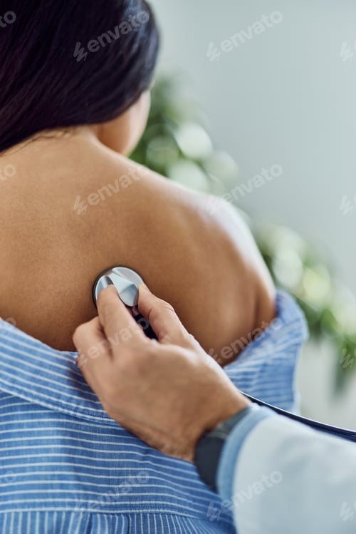 Preview: Doctor Using Stethoscope for Patient Examination in a Clinical Setting