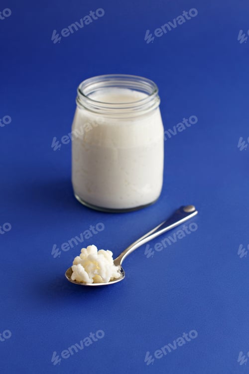 Preview: Fermented drink kefir in small bottles and kefir grains