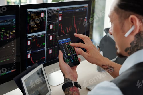 Preview: Trader buying stocks