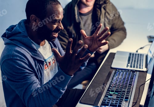 Aperçu: Homme d'ascendance africaine travaillant avec un ordinateur portable