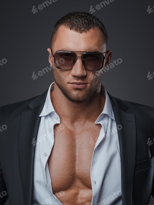 Preview: Stylish Muscular Man in Sunglasses