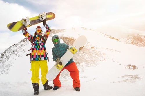 Vorschau: Snowboard-Freunde in den Bergen im Winter