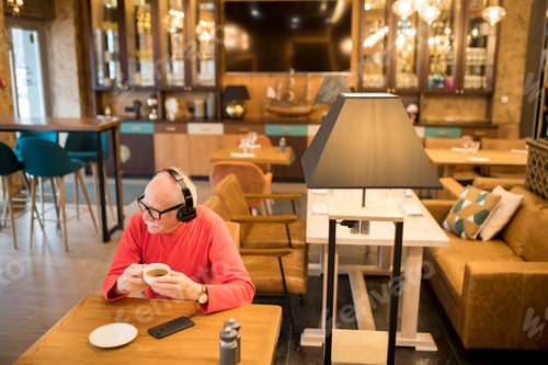 Preview: Content senior man enjoying leisure alone in restaurant