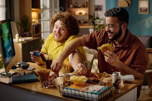 Aperçu: Enjoying a Leisurely Meal While Playing Video Games