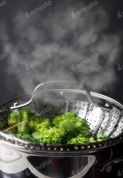 Preview: Freshly steamed green broccoli in skimmer pot