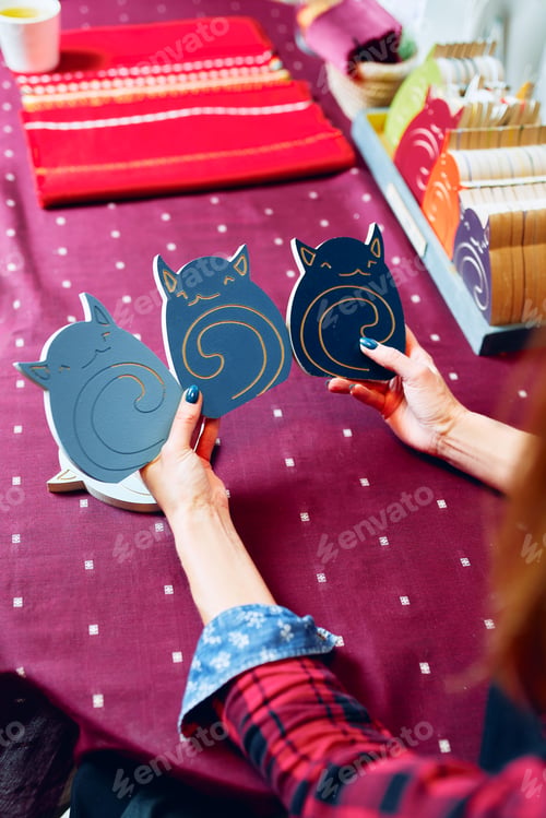 Preview: close-up of the designer's hands holding a palette with shades of blue.