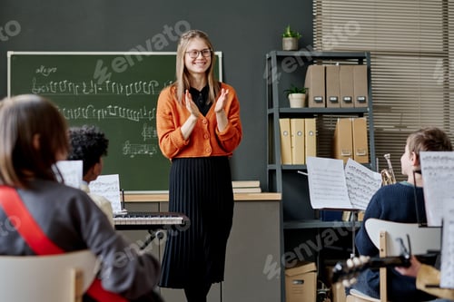 Visualização: Jovem professor de música batendo palmas