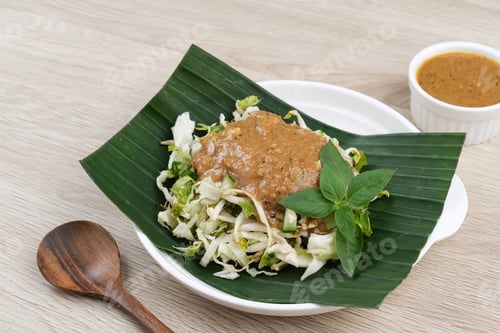 Preview: Karedok, raw vegetable salad with peanut sauce