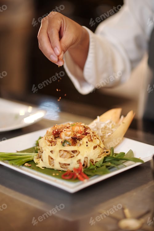 Preview: Pad Thai dish is sprinkled with seasoning