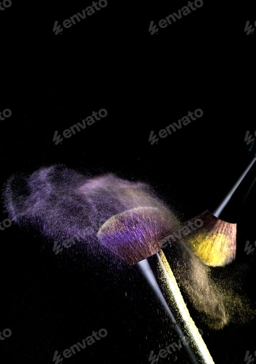 Preview: Make-up brushes with powder dust
