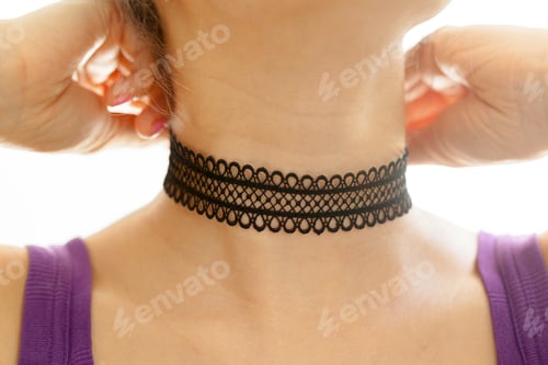 Preview: Young woman with necklace