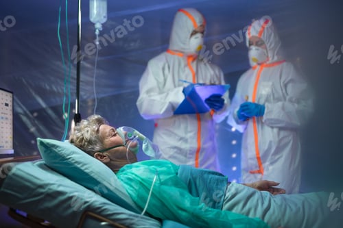 Vista previa: Infected patient in quarantine lying in bed in hospital, coronavirus concept