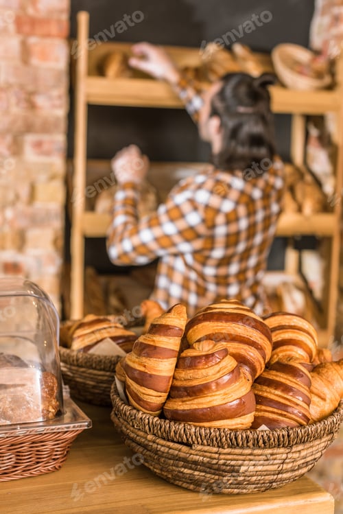 Preview: Close up of freshly baked pastry in wicker basket