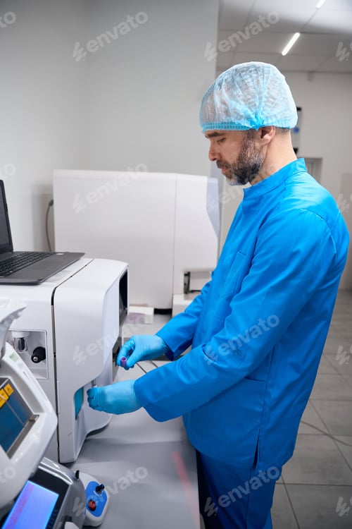 Preview: Specialist works on apparatus for automatic extraction of nucleic acids