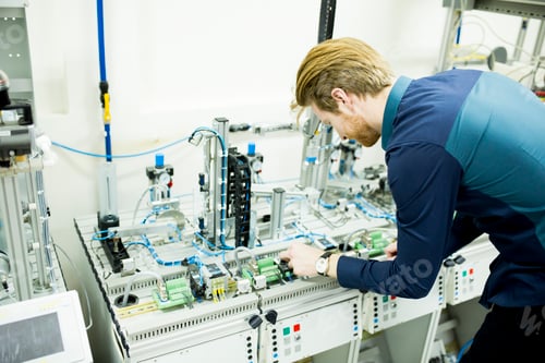 Preview: Engineer in the factory