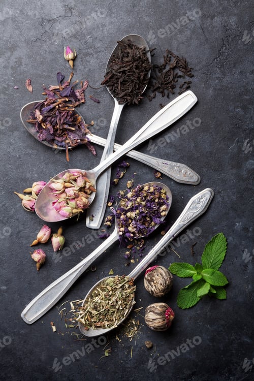 Preview: Assortment of dry tea in spoons