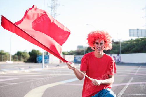 Preview: Fan with a wig and a flag in the color of his team to support them unconditionally. Concept: fun