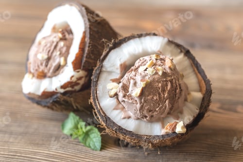 Preview: Chocolate ice cream in the coconut halves