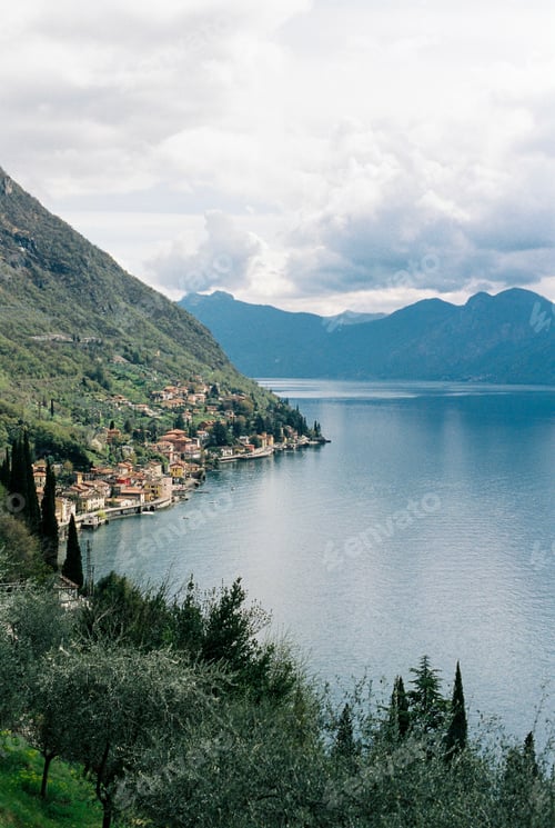 Preview: Ancient houses on the shores of Lake Como. Varenna, Italy