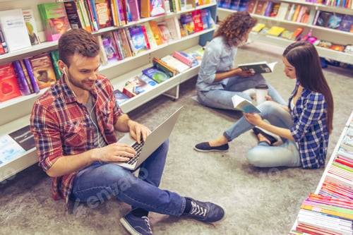 Preview: Students with gadget at the bookshop