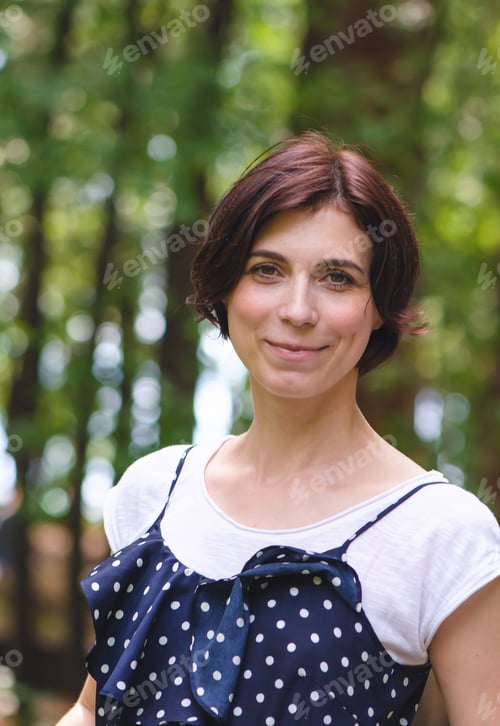 Preview: portrait of a young woman with a bob hairstyle