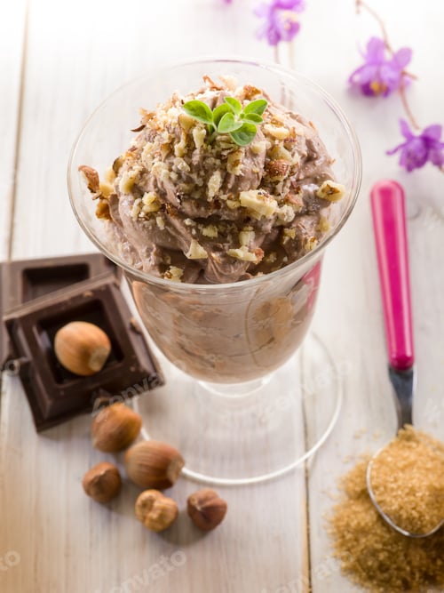 Preview: ice cream with chocolate and hazelnut