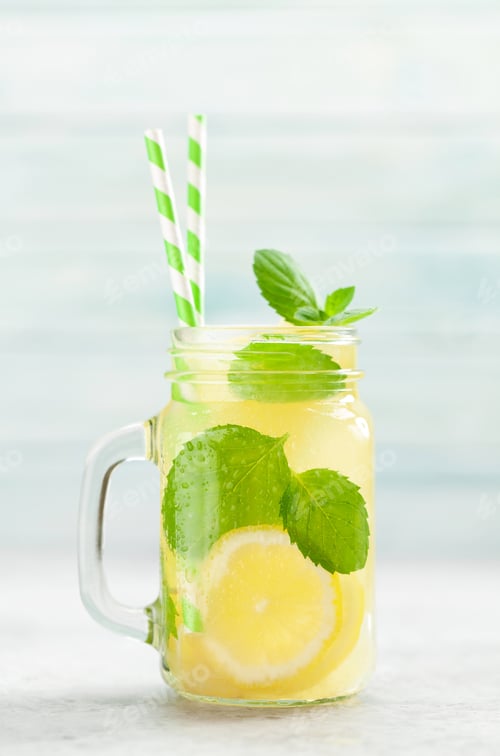 Vorschau: Hausgemachte Limonade mit Zitrone und Minze