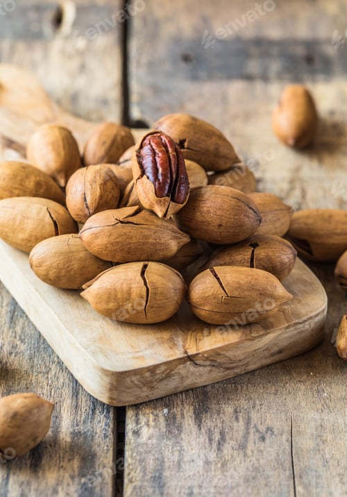 Preview: Cracked and opened pecan nuts and nuts in shell.